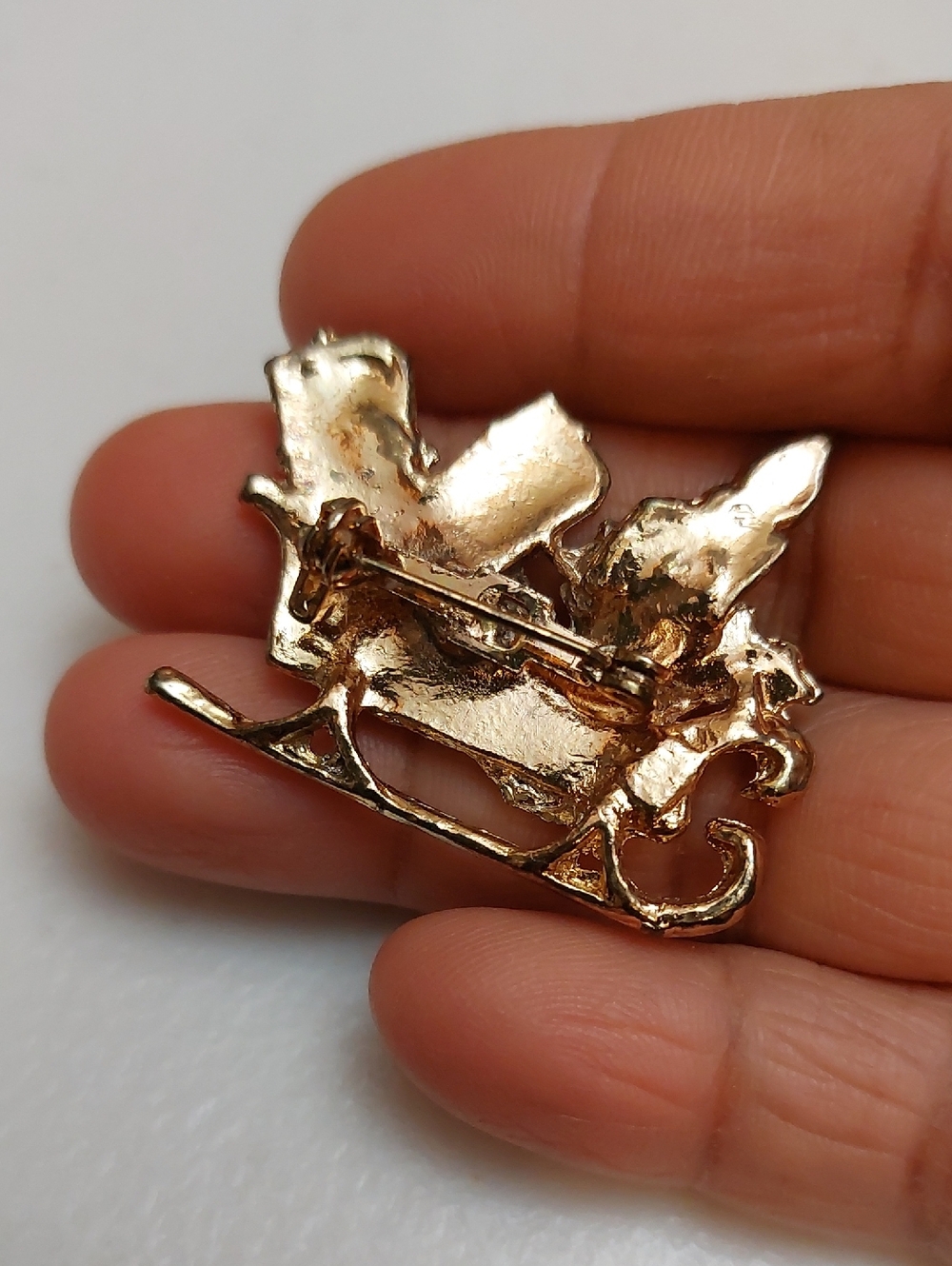 Christmas Theme Enameled Brooch Pin Sleigh Filled With Gifts Candle Holly Ribbon - Picture 2 of 6